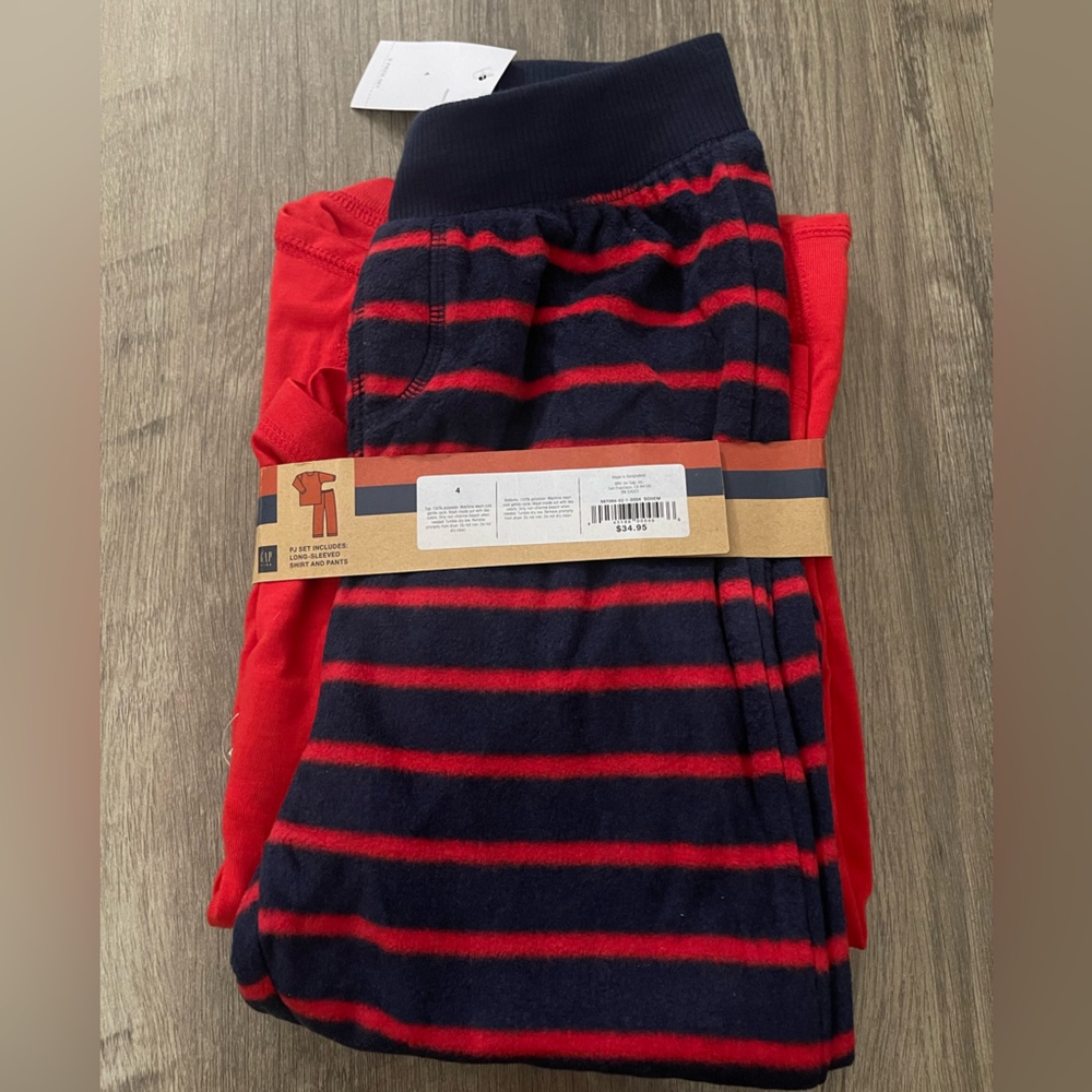 KIDS GAP PJ SET INCLUDES:
LONG-SLEEVED
SHIRT AND PANTS